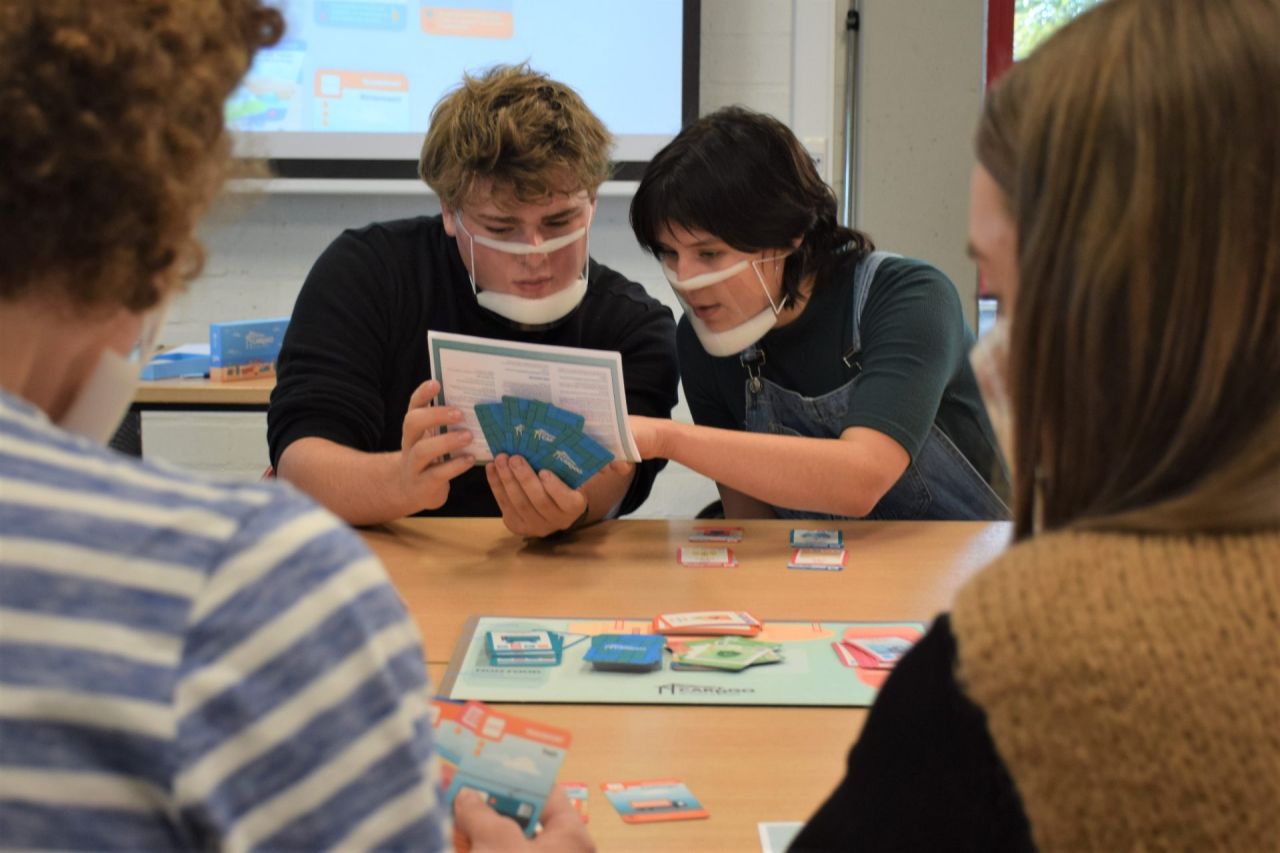 Jongeren spelen het Kaartspel van Cardgo