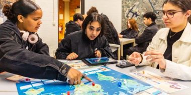 Leerlingen spelen geconcentreerd spel Port Xpert Shipping