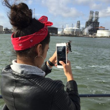 2 jongeren fotograferen elkaar tijdens de workshop phonografie