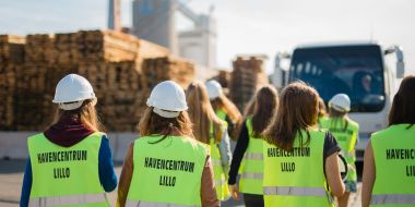 Foto: Jongeren op uitstap in de haven